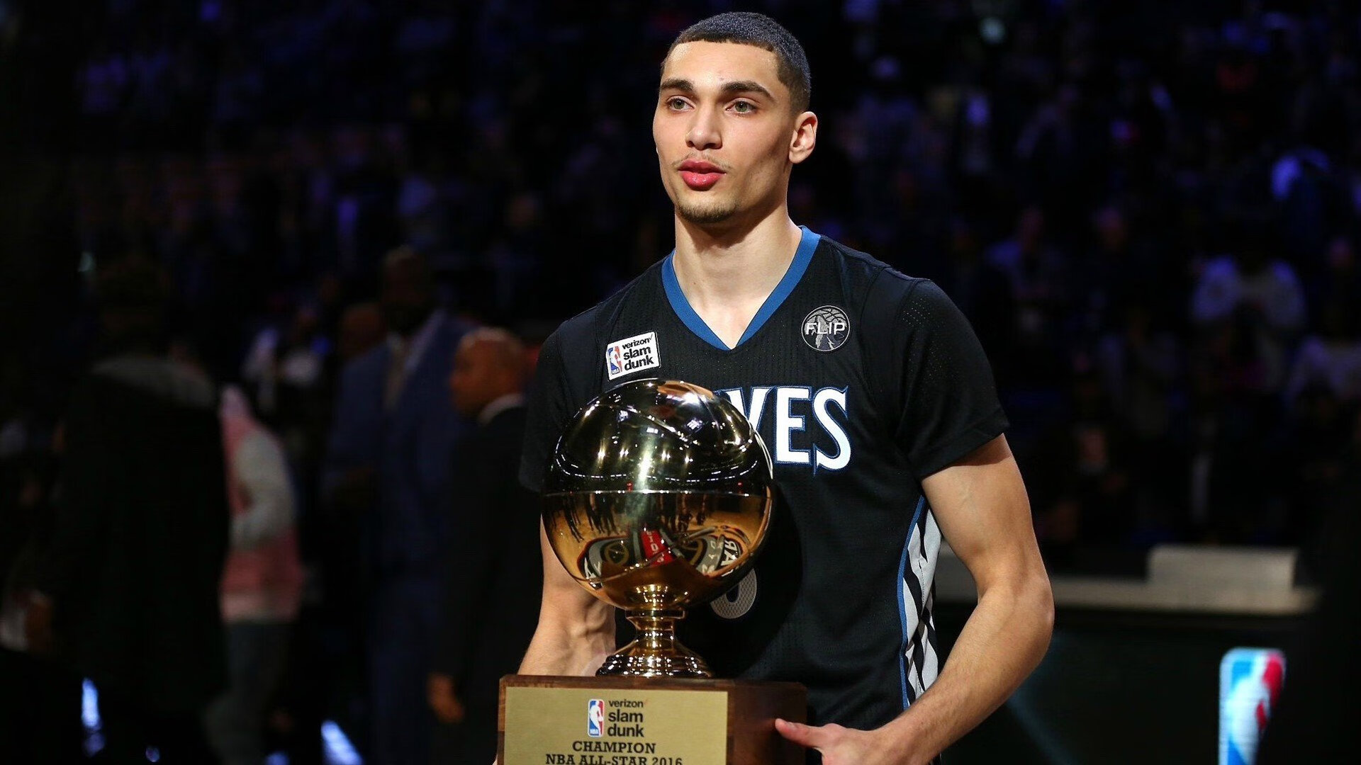 体育场馆智能售卖机投入使用，方便观众购物，体育场设备