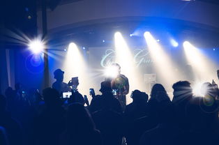 开云备用-C罗与粉丝互动现场热情高涨，c罗与队友